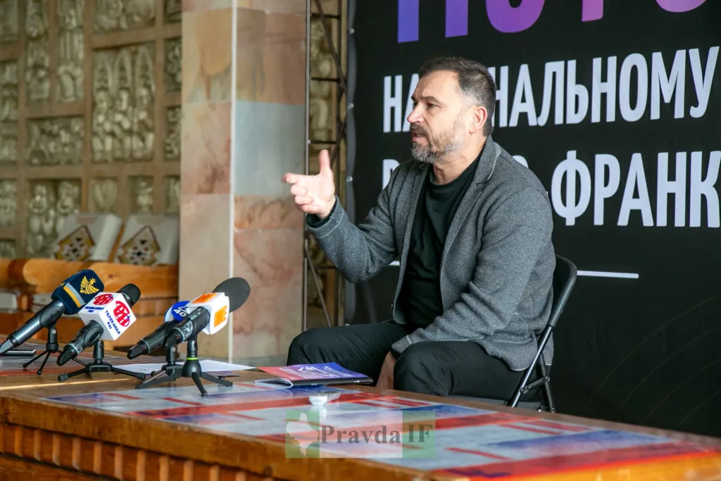 Чоловік говорить на пресконференції в Івано-Франківську