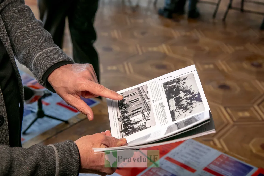 Людина переглядає журнал з історичними фотографіями