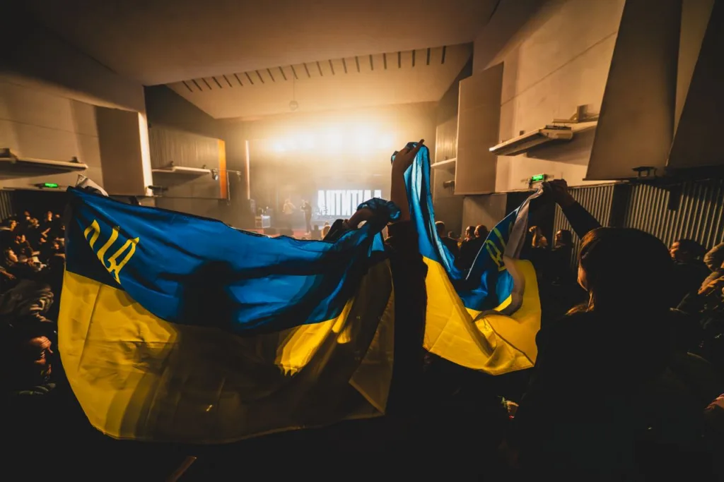 Люди з українськими прапорами на концерті