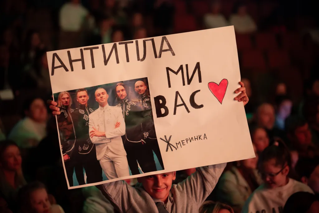 Фанат тримає плакат із підтримкою гурту Антитіла