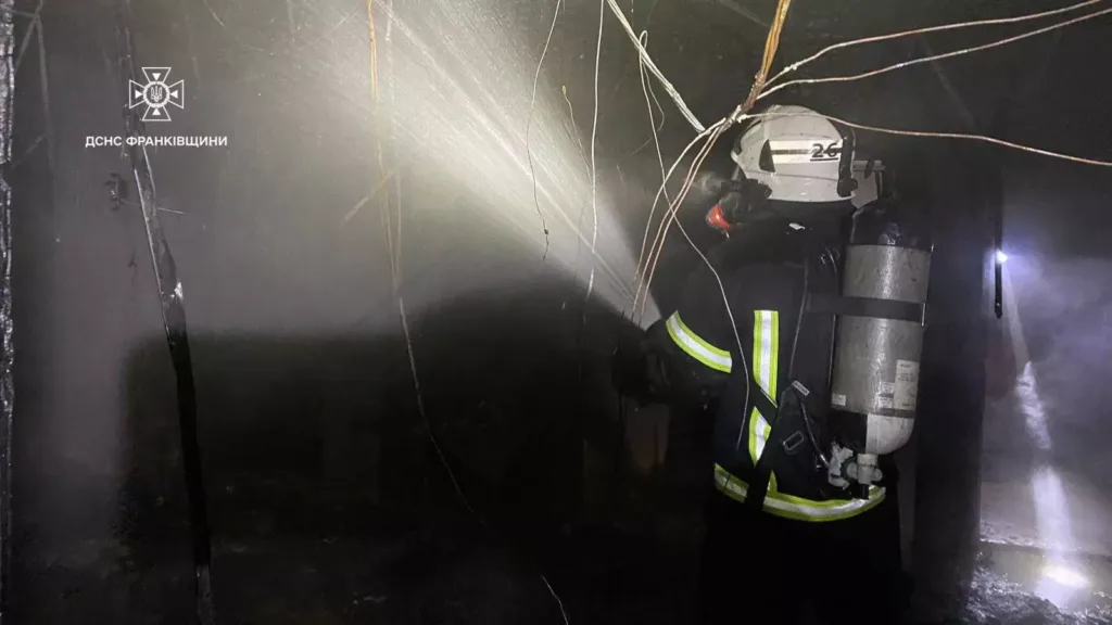 Пожежник гасить вогонь у задимленому приміщенні