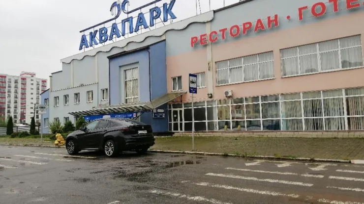 Вхід до аквапарку з рестораном і готелем