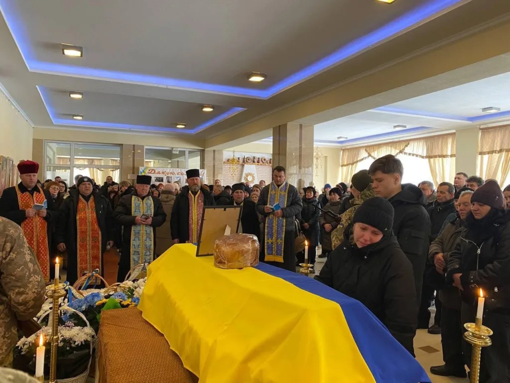 Прощання з військовим під українським прапором