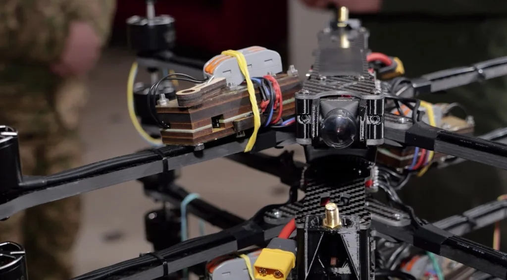 Багатофункціональний дрон із камерою та електронікою