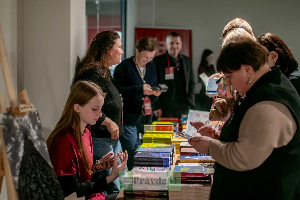 Люди вибирають книги на книжковому ярмарку