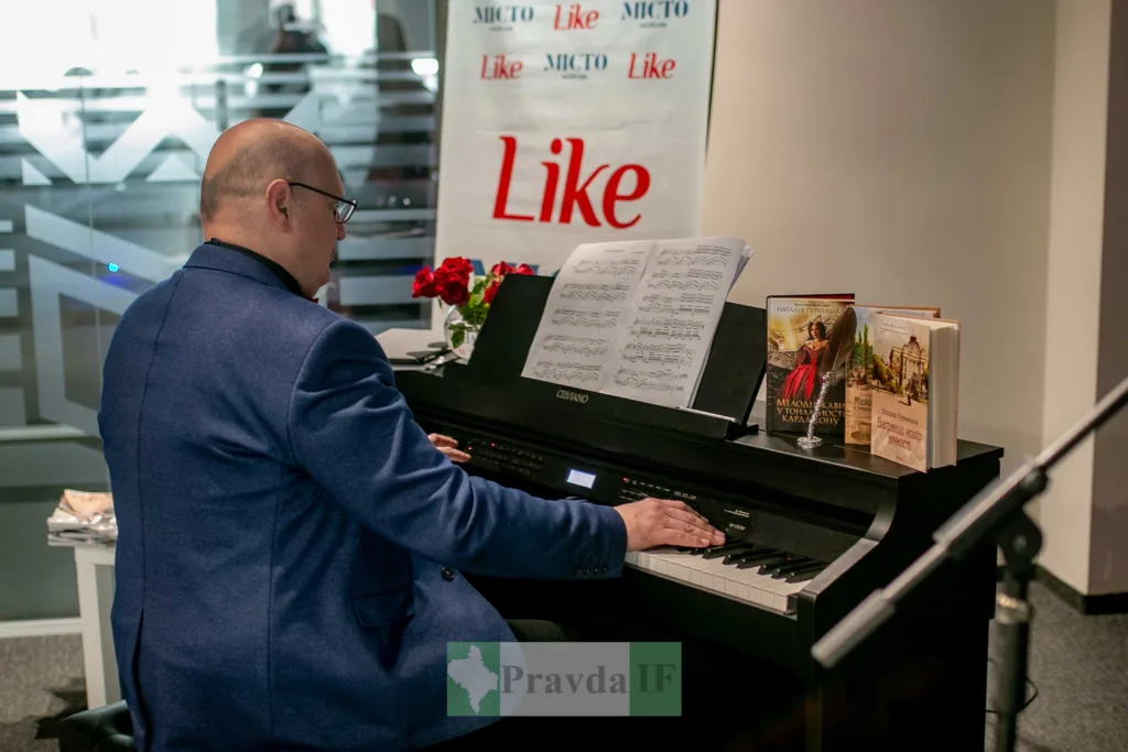 Чоловік грає на піаніно під час виступу