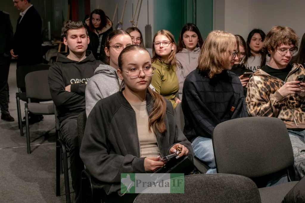 Студенти сидять на лекції в університеті