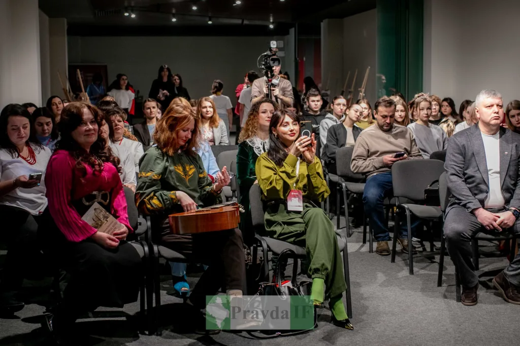 Люди на культурному заході у конференц-залі