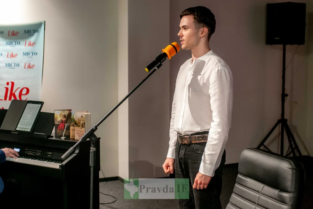 Чоловік співає у мікрофон під час виступу