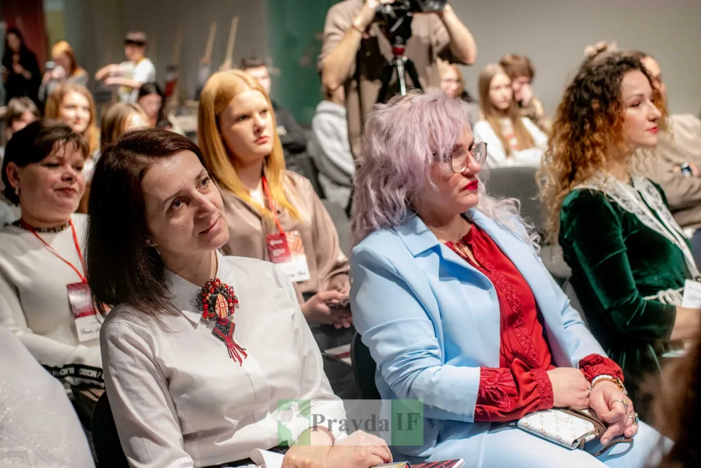 Люди слухають виступ на конференції