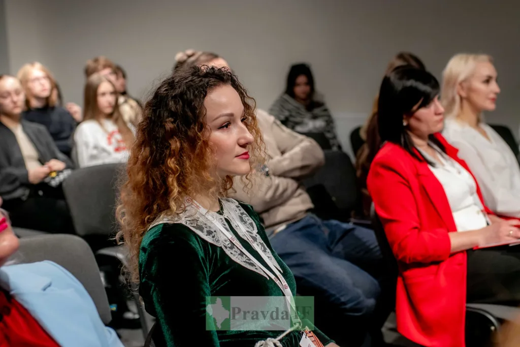 Люди слухають лекцію у конференц-залі