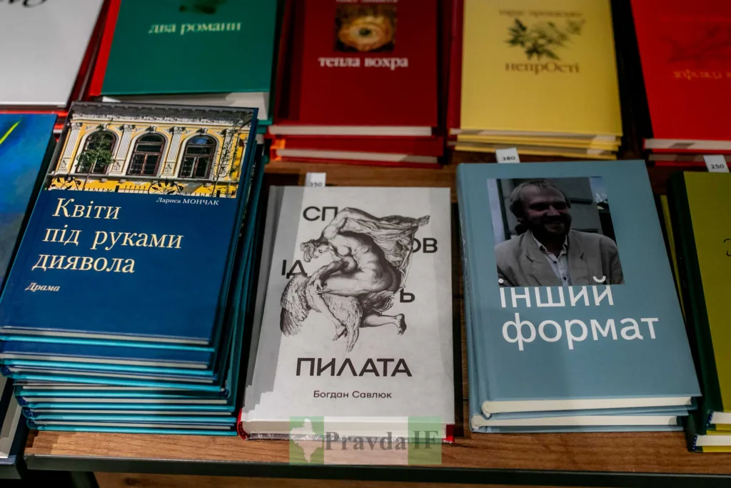 Українські книжки на полиці в книгарні