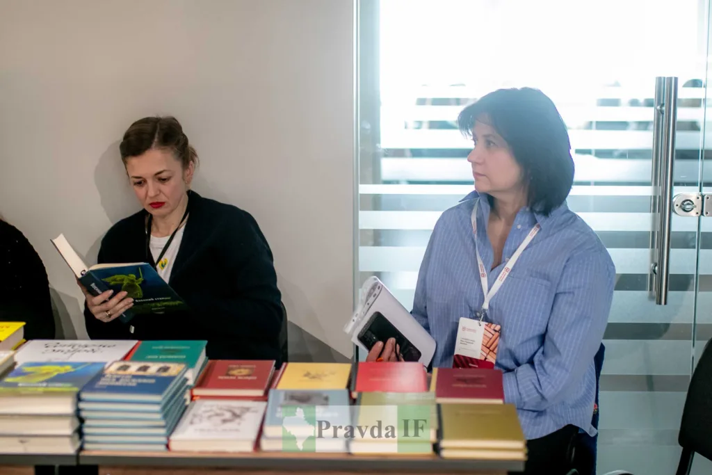 Жінки читають книги на книжковому ярмарку