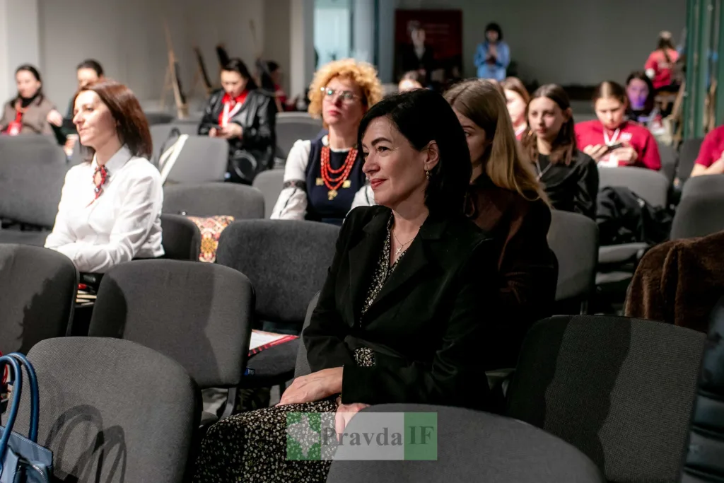 Жінки слухають виступ на конференції