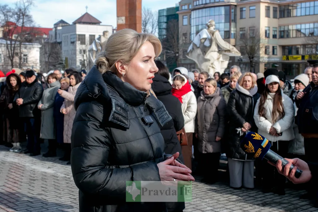 Жінка дає інтерв’ю на вуличному заході
