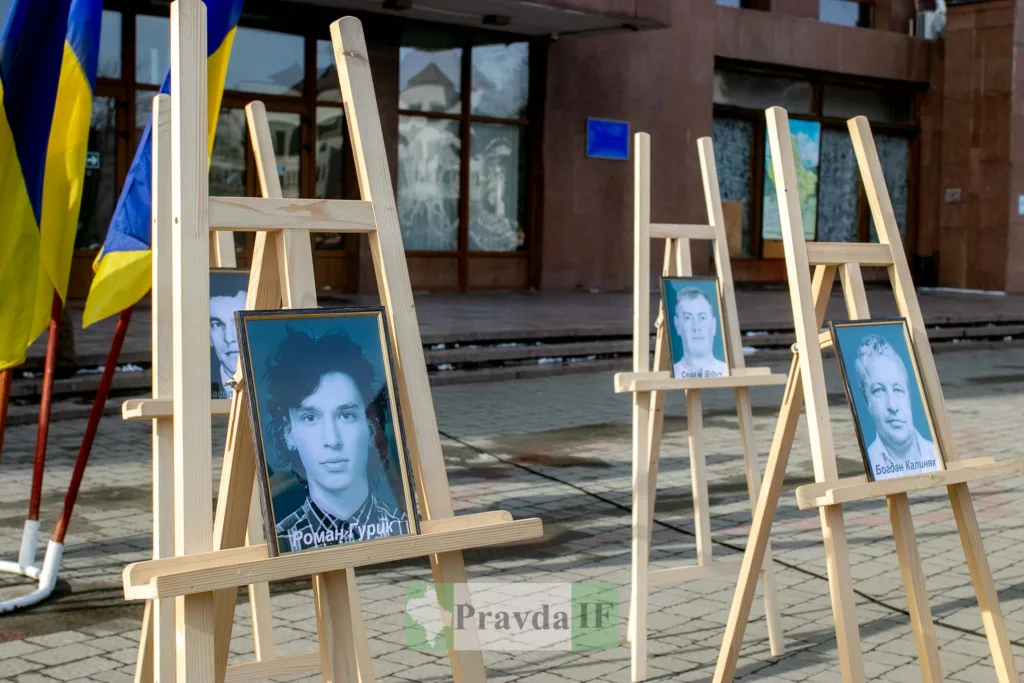 Портрети героїв на мольбертах під українськими прапорами