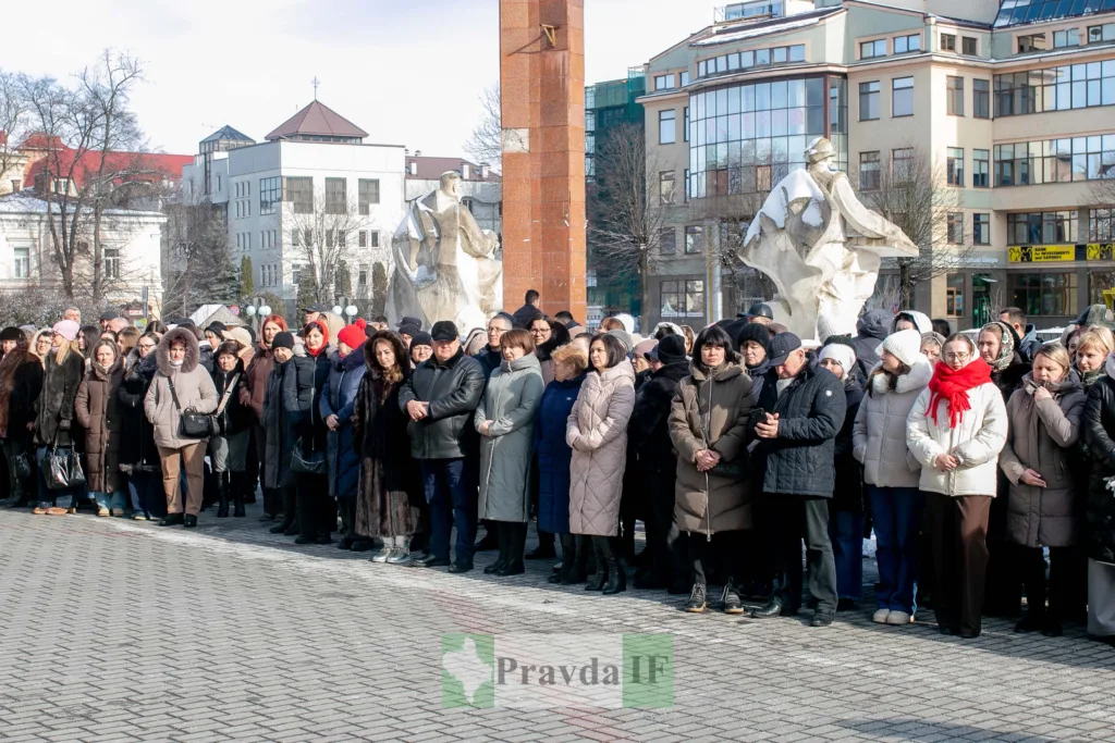 Люди зібралися біля пам’ятника в місті