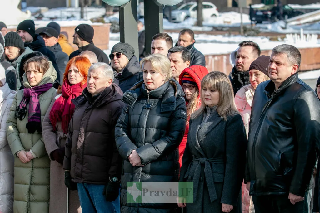 Люди на вуличному заході взимку