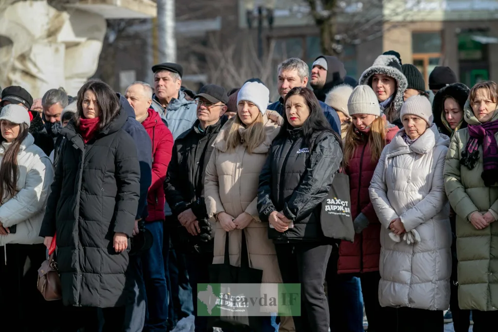 Люди зібралися на вуличний зимовий захід