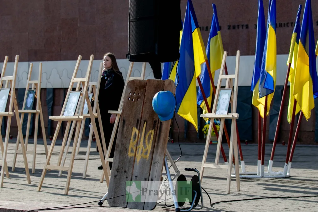 Вшанування героїв Майдану з українськими прапорами