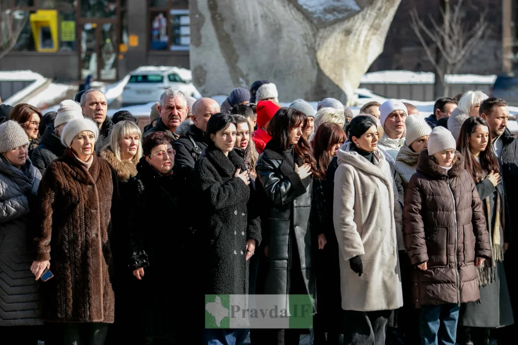 Люди стоять на вулиці під час церемонії