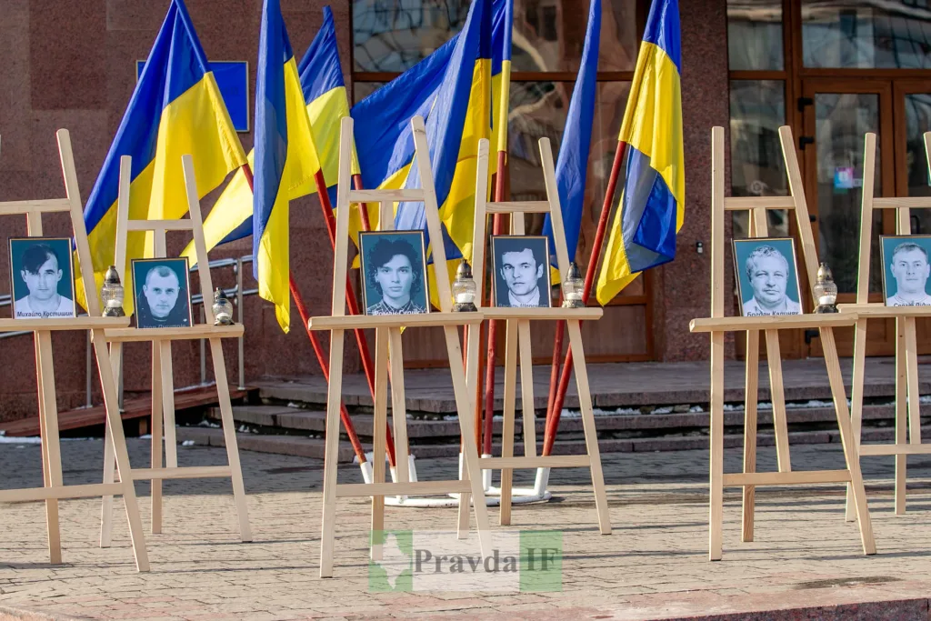 Меморіал героїв із українськими прапорами