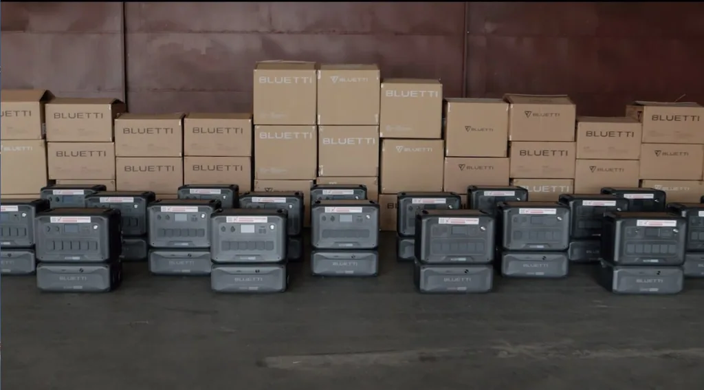 Портативні електростанції Bluetti перед коробками на складі
