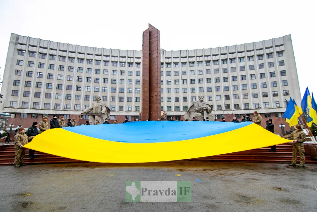 Великий прапор України перед адміністративною будівлею