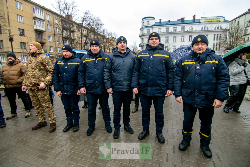Рятувальники стоять на міській площі
