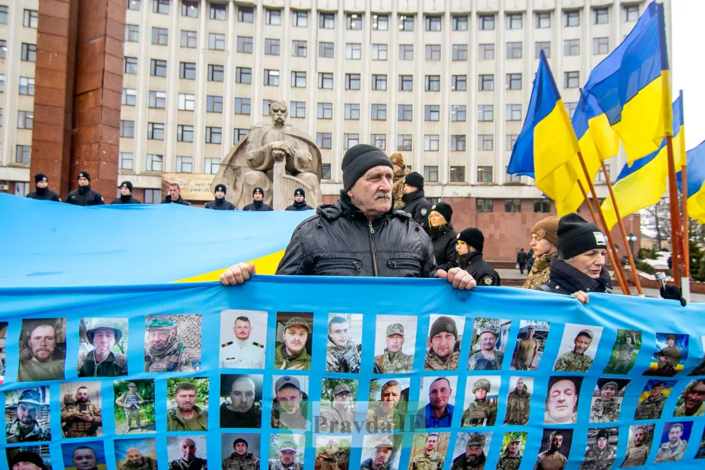 Мітинг із портретами військових та прапорами України
