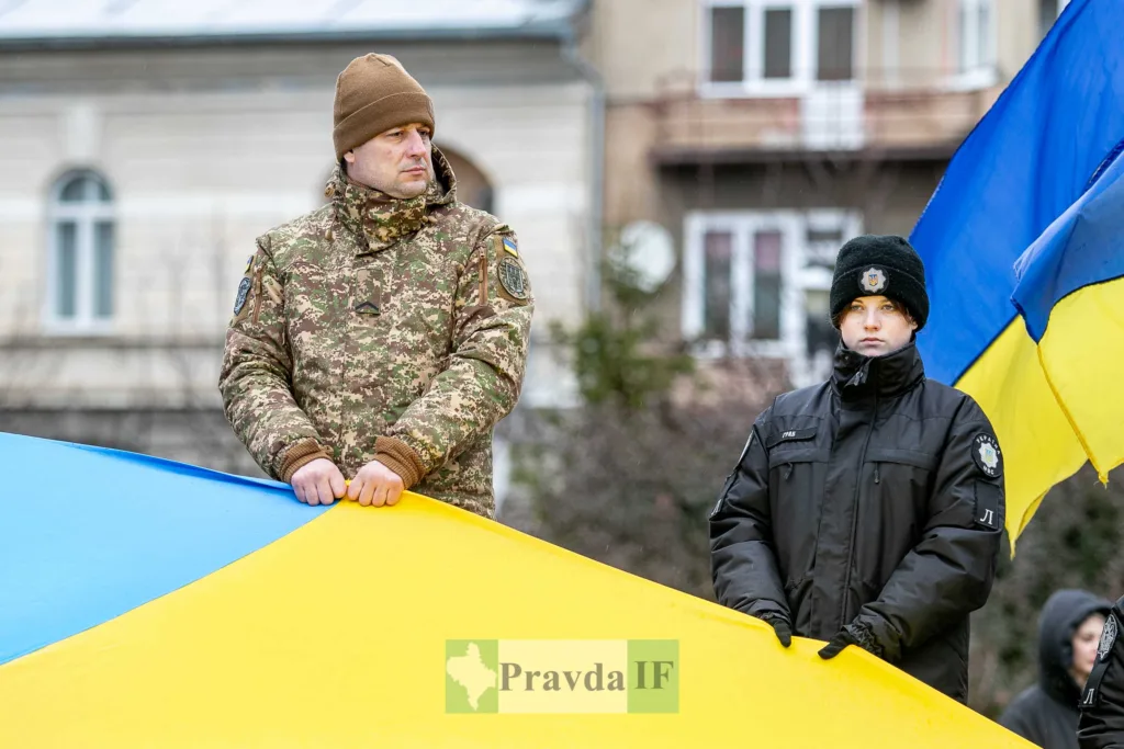 Військові тримають великий прапор України