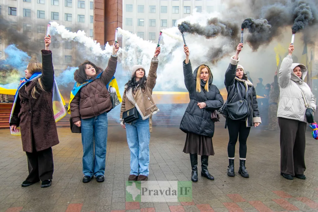 Жінки тримають димові фаєри на протесті в Україні