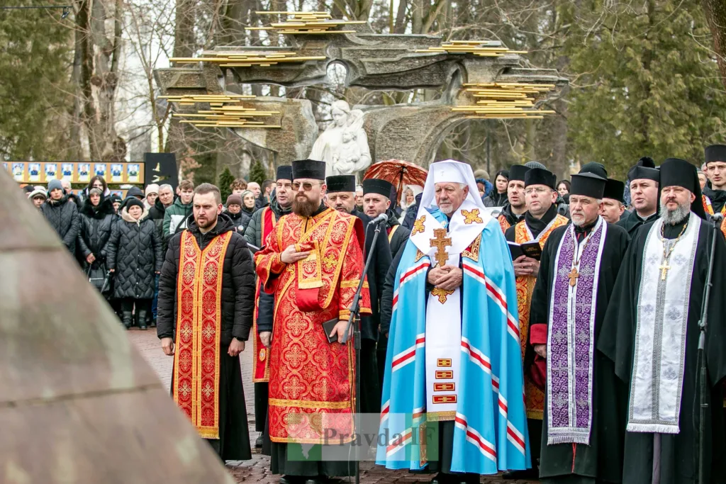 Священики під час поминальної церемонії на вулиці