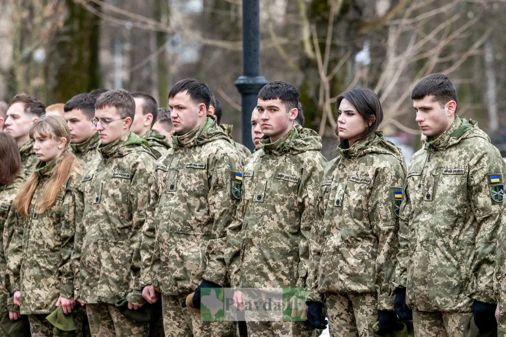 Українські військові стоять у камуфляжній формі