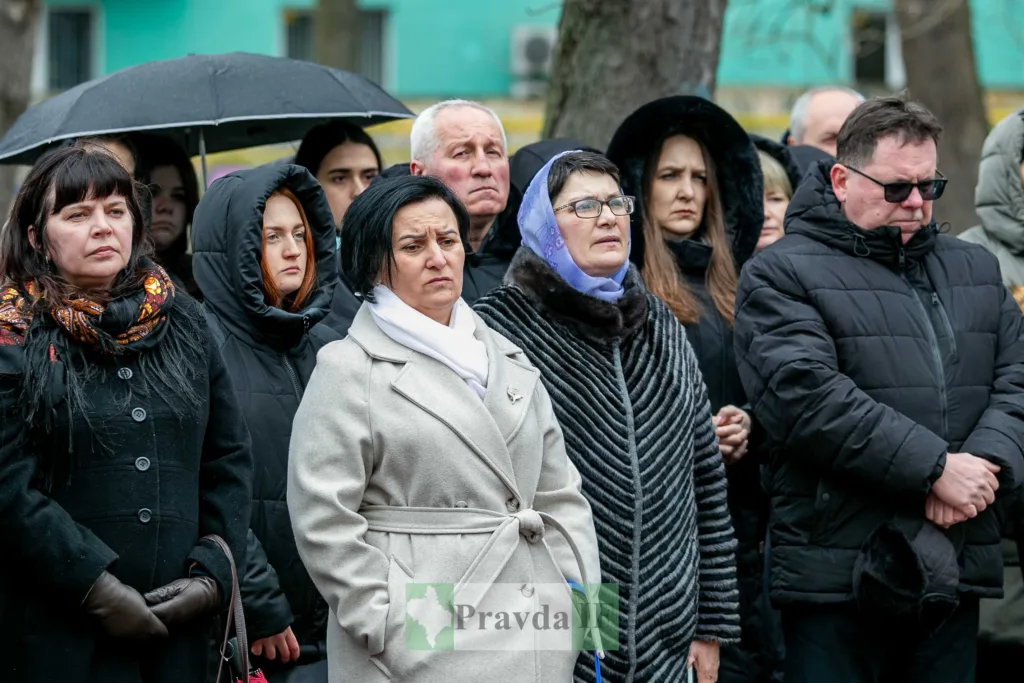 Люди стоять на вулиці під час церемонії