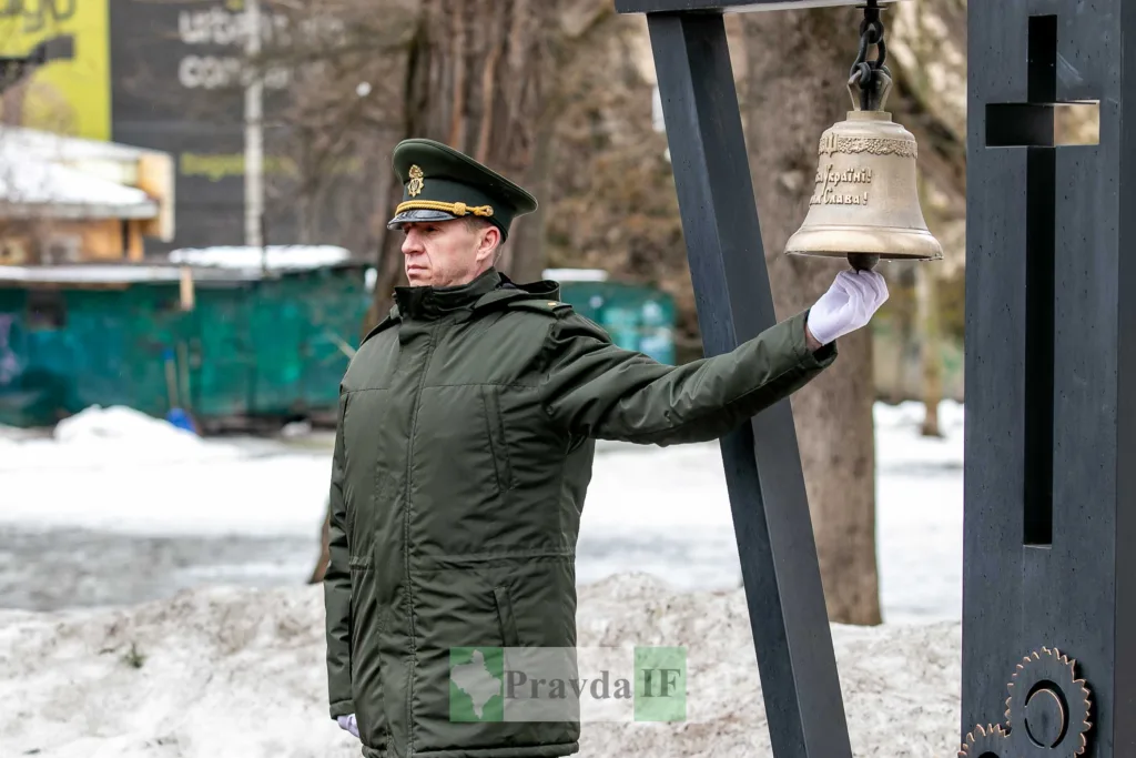 Військовий дзвонить у пам’ятний дзвін на вулиці