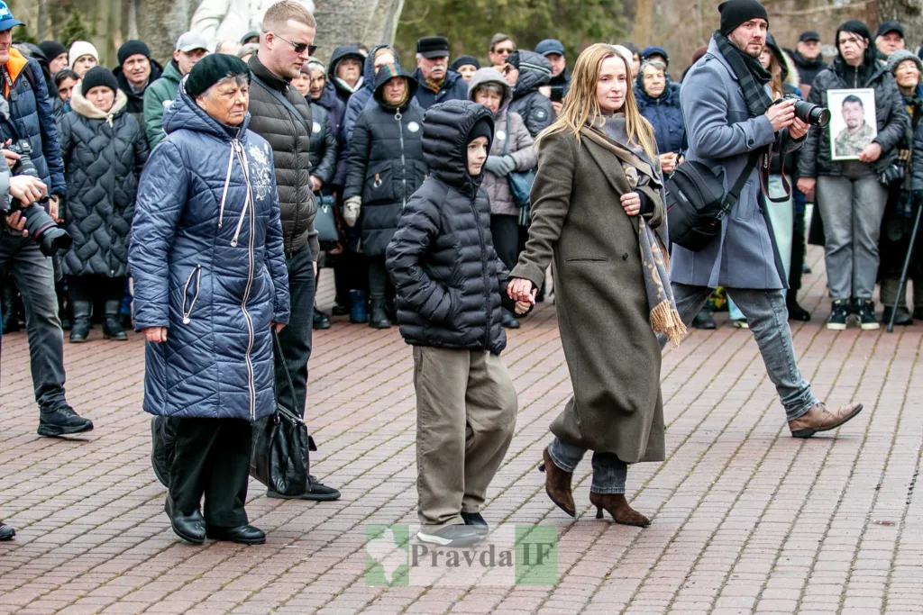 Люди на вуличній церемонії вшанування пам'яті