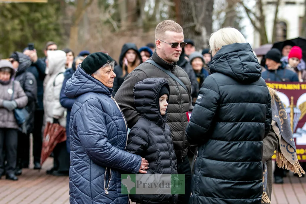 Люди на вулиці під час пам'ятного заходу