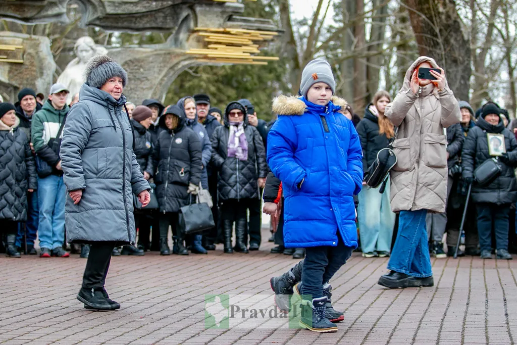 Люди в зимових куртках на вуличному заході