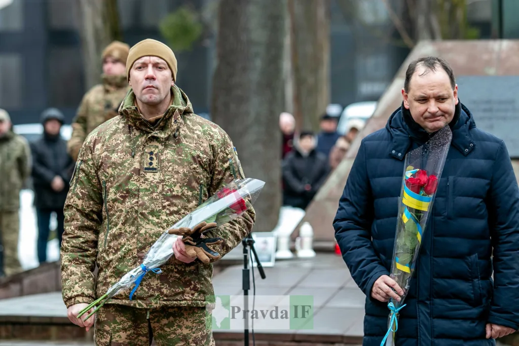 Військові покладають квіти до меморіалу героїв
