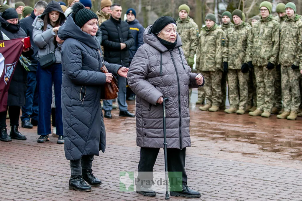 Люди на церемонії вшанування військових