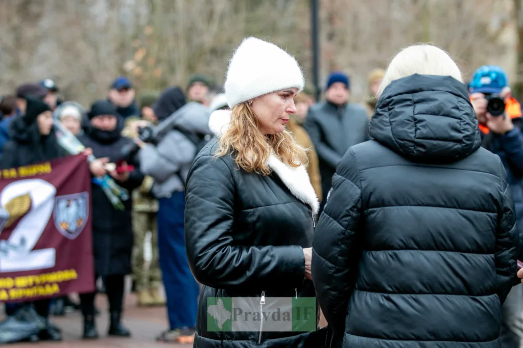 Люди на вуличному заході взимку