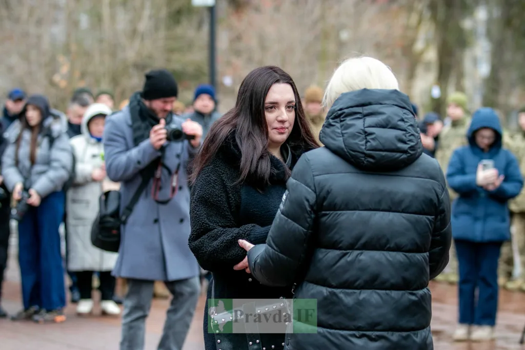 Жінки спілкуються під час вуличного заходу