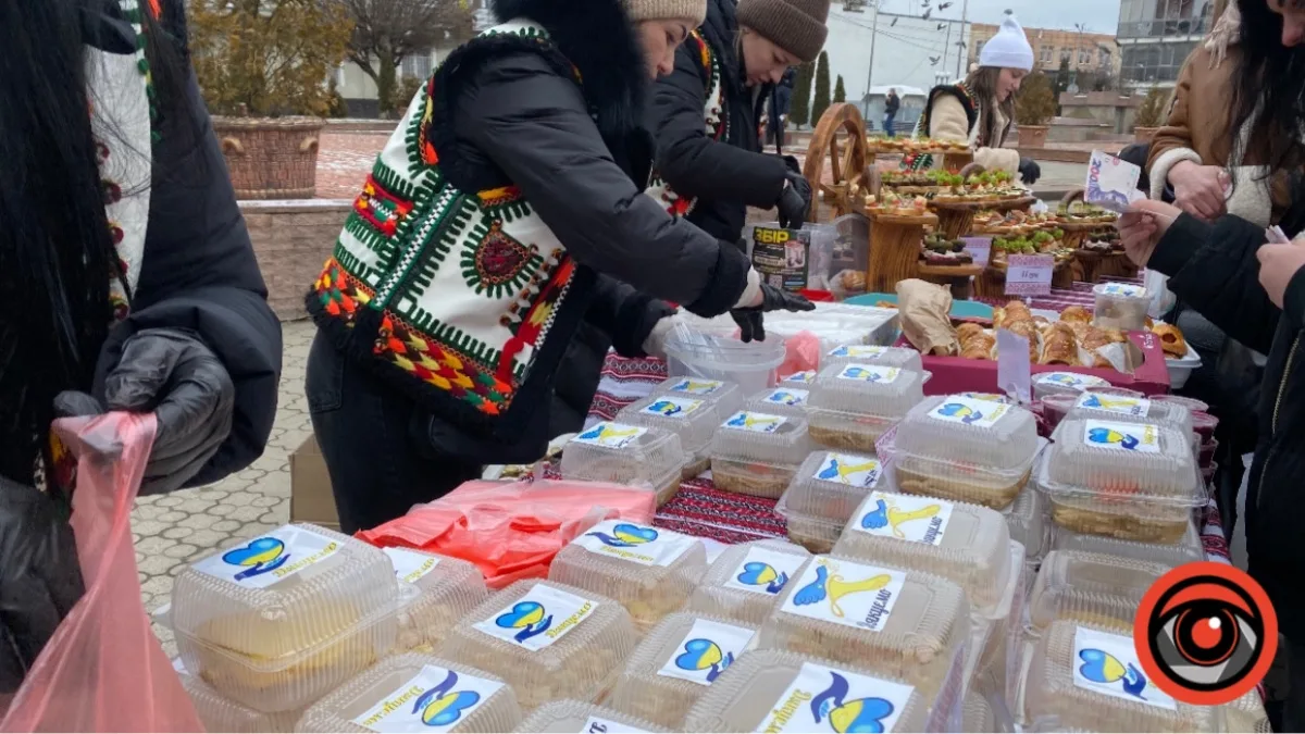 Благодійний ярмарок з українськими стравами на вулиці
