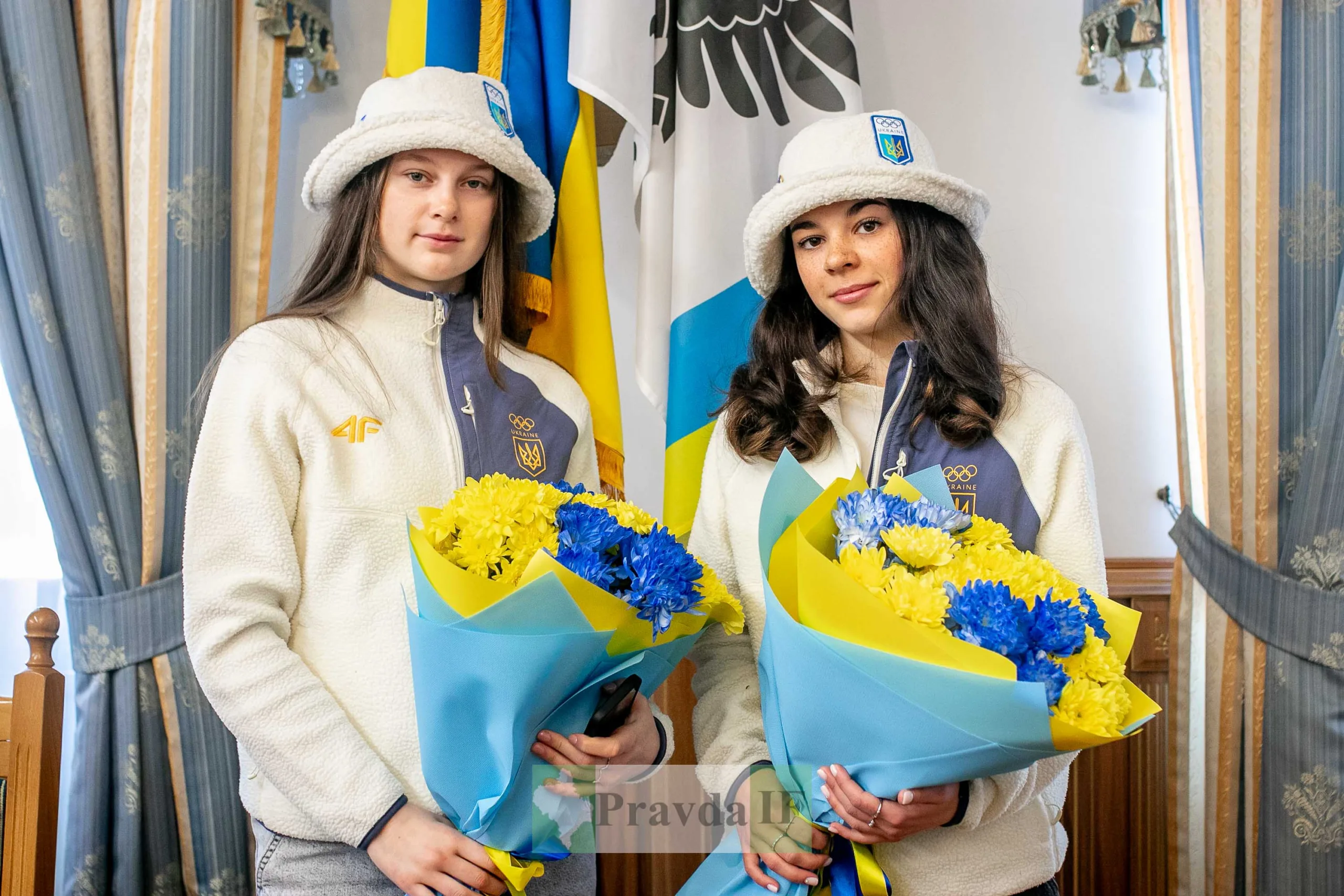 Українські спортсменки з букетами жовто-синіх квітів