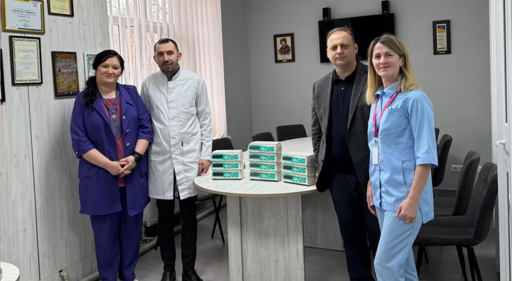 Медичний персонал з обладнанням у лікарні