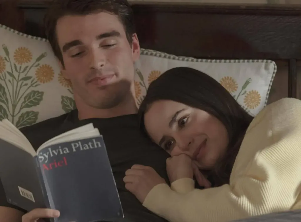 Пара читає книгу в ліжку разом