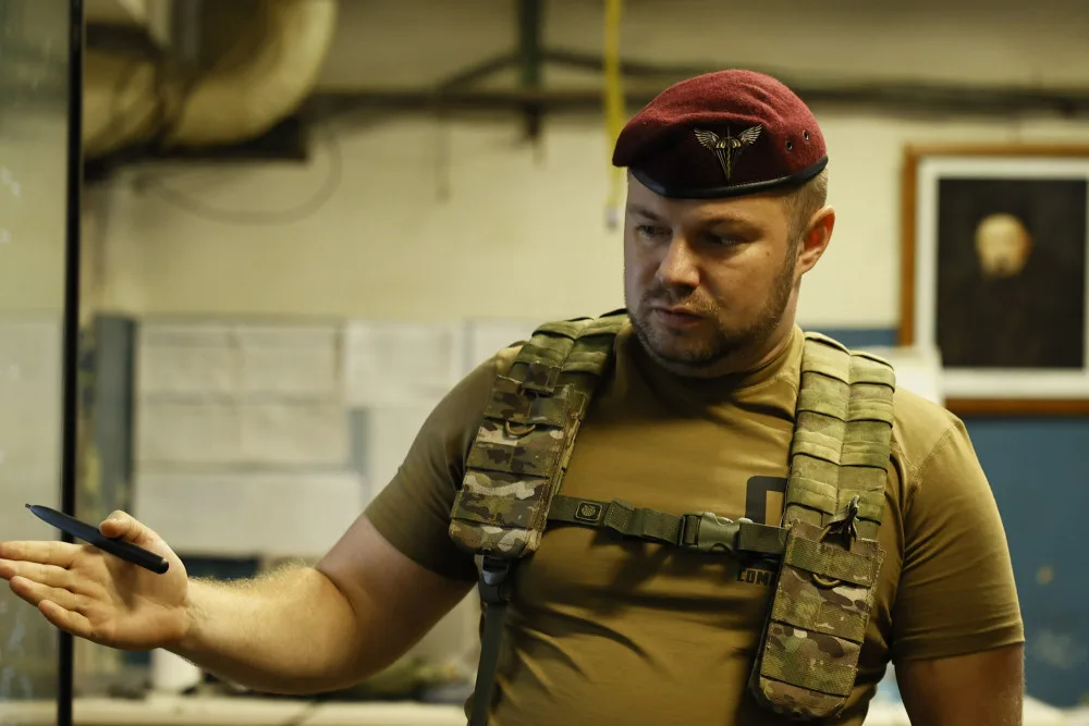 Військовий пояснює стратегію на дошці