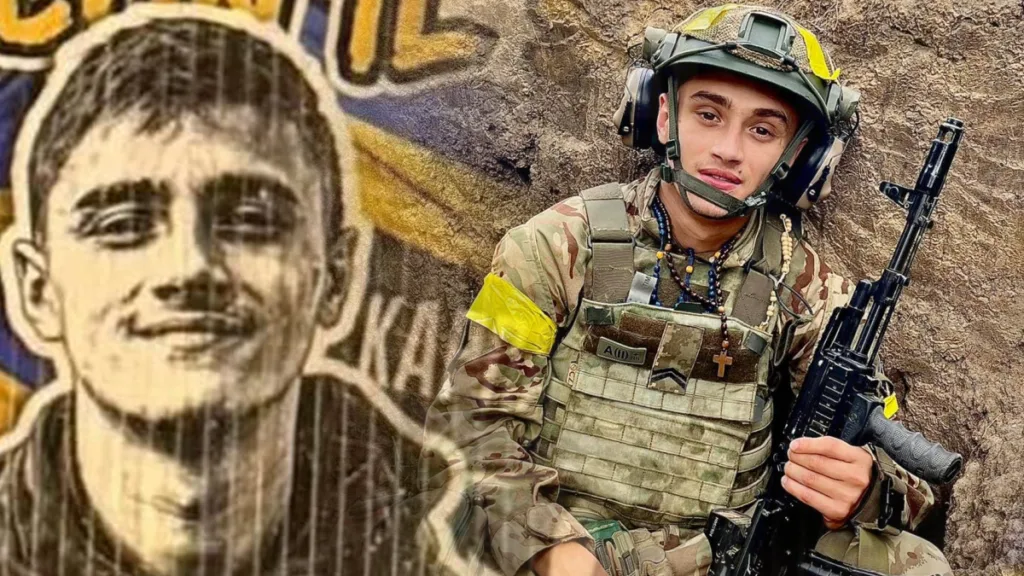 Український військовий у формі з автоматом