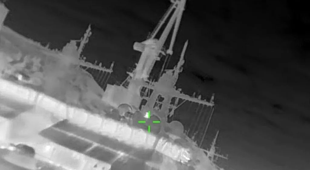 Тепловізійне зображення військового корабля вночі